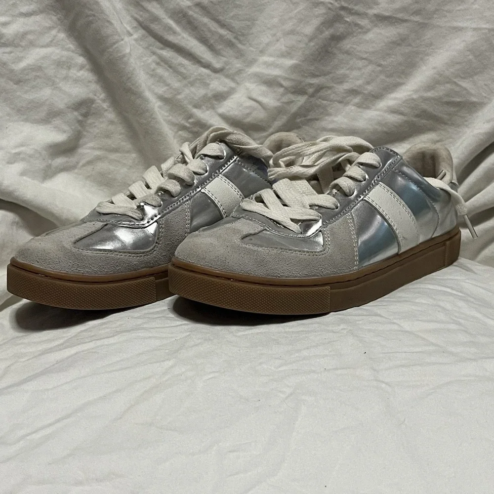 Cushionaire Bailey WOMENS Silve White Lace Up Athletic Casual Shoes Sneakers 6.5